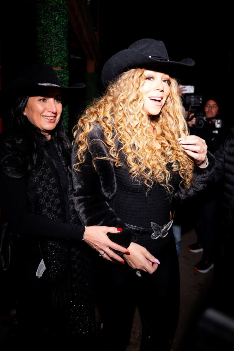 Niko kao "kraljica Božića": Maraja Keri u kožnim pantalonama i kaubojskom šeširu ponovo pokazala da ne mari za trendove i kritike (FOTO)