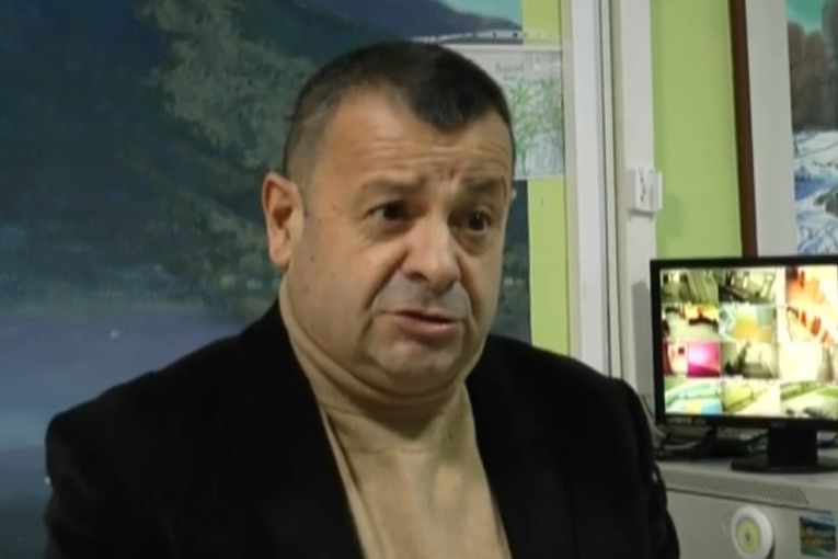 Dok se javnost prepire, ova škola rešila problem: Zabranili mobilne telefone, direktor za 24sedam o iskustvima!