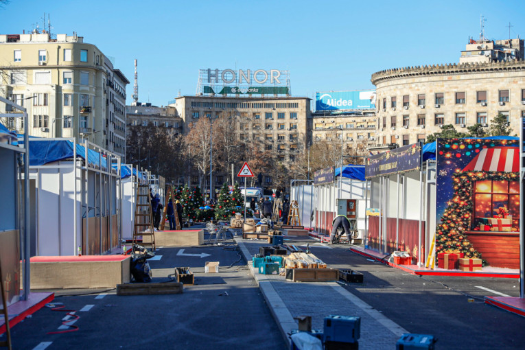 Šatori uklonjeni tokom noći, ispred Skupštine stižu okićene jelke (FOTO/VIDEO)