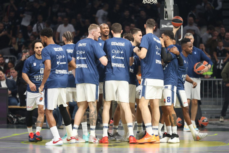 Efes se pojačao uoči duela sa Zvezdom: Amerikanac u istom danu raskinuo jedan i potpisao drugi ugovor (FOTO)