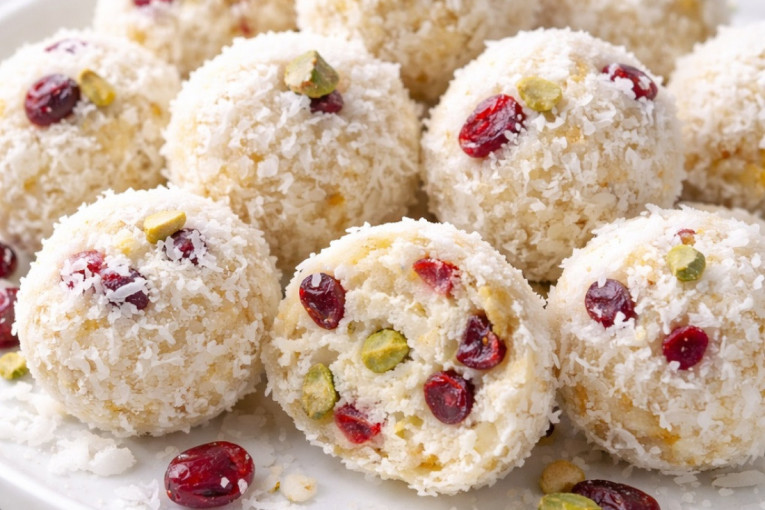 Recept dana: Rafaelo kuglice sa brusnicama i pistaćima su elegantne lepotice koje će ukrasiti praznični sto