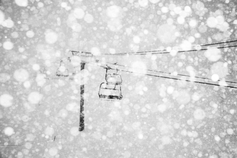 Nesvakidanji incident na planini: Matija pao sa žičare, grčevito se držao dok je mogao, kruži jeziva fotografija