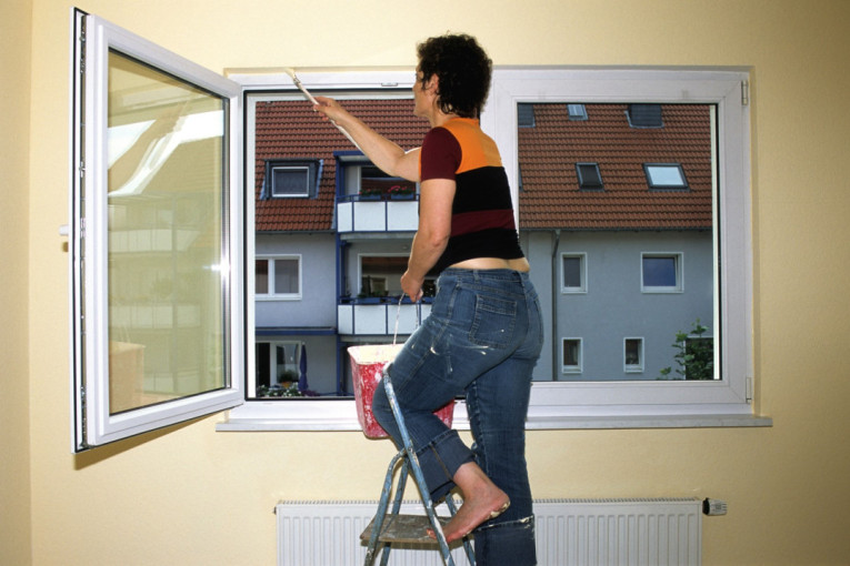 Iza obične brave krila se priča koja je osvojila internet: Tokom renoviranja kuće otkrila predmet star više od 100 godina (FOTO)