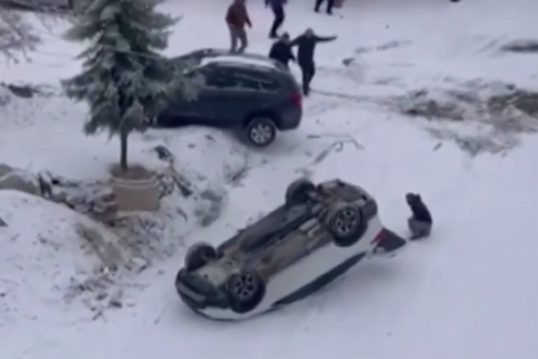 Put se pretvorio u klizalište, snimljene neverovatne scene: Automobili proklizavali i udarali jedni u druge, vozači ništa nisu mogli (VIDEO)