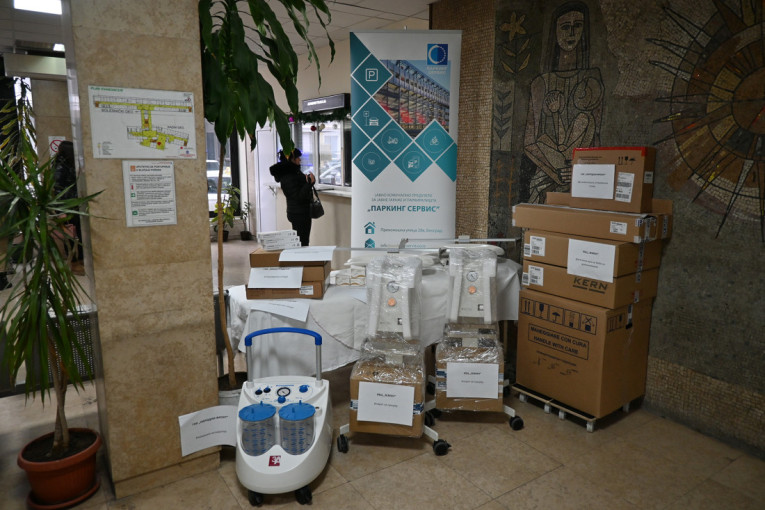 Grad Beograd i JKP "Parking servis" uručili opremu beogradskim porodilištima