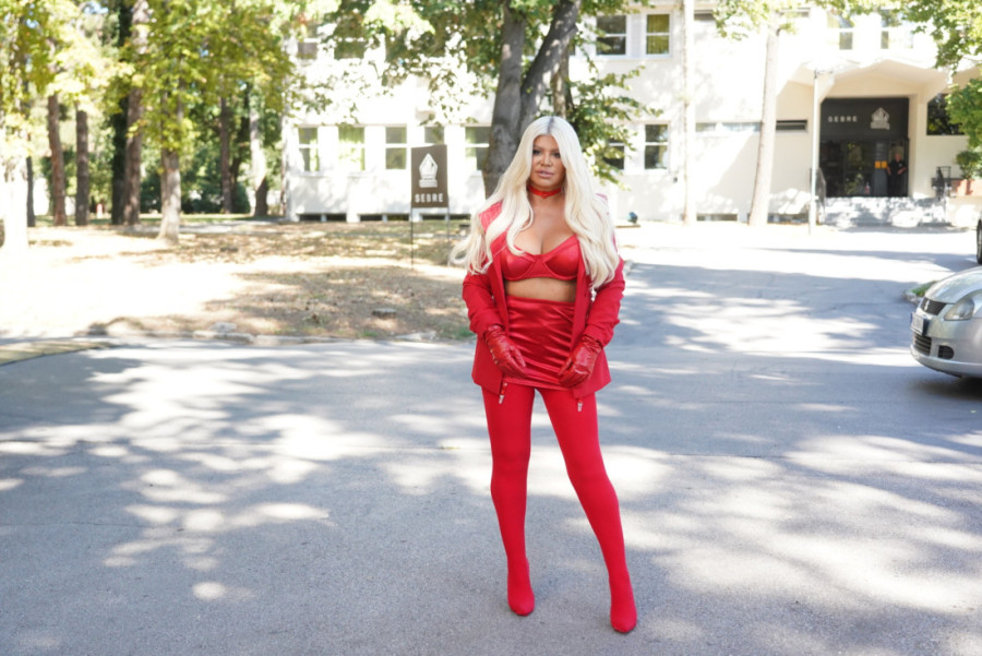 Top 5 izdanja poznatih koja su šokirala u 2025! Naterali sve da se zapitaju da li moda na estradi postoji (FOTO)