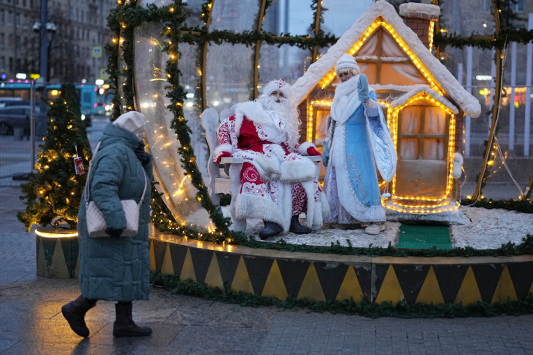 Počela novogodišnja čarolija: Deda Mraz putuje kroz svih 11 vremenskih zona Rusije!