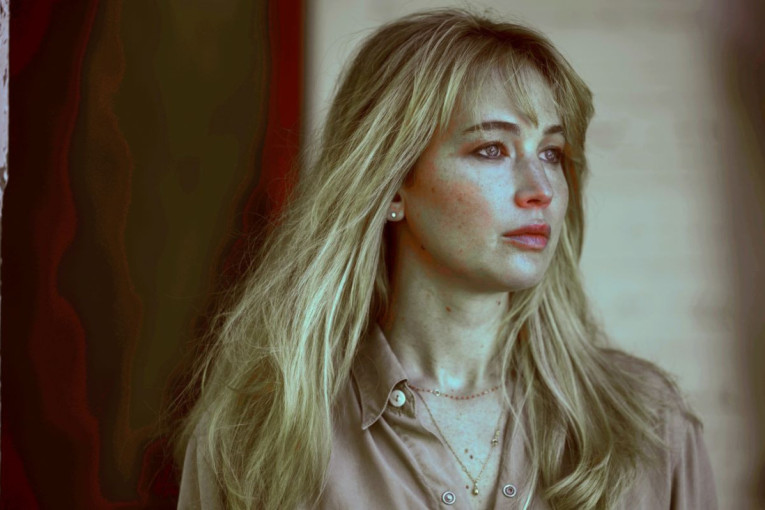 Dženifer Lorens ruši sve pred sobom u filmu "Crkni, ljubavi": Neustrašiva, divlja i neobuzdana (FOTO/VIDEO)