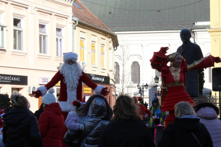 Karneval, muzika i osmesi: Mališani u Novom Sadu uz šarenu povorku dočekali dečiju Novu godinu (FOTO/VIDEO)