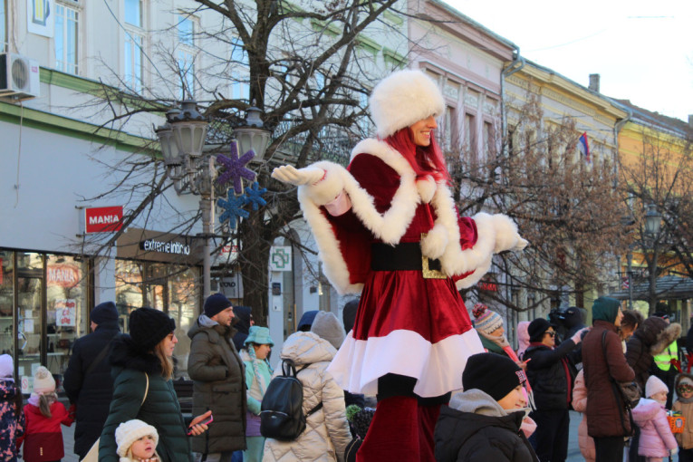 Karneval, muzika i osmesi: Mališani u Novom Sadu uz šarenu povorku dočekali dečiju Novu godinu (FOTO/VIDEO)
