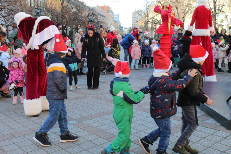 Karneval, muzika i osmesi: Mališani u Novom Sadu uz šarenu povorku dočekali dečiju Novu godinu (FOTO/VIDEO)