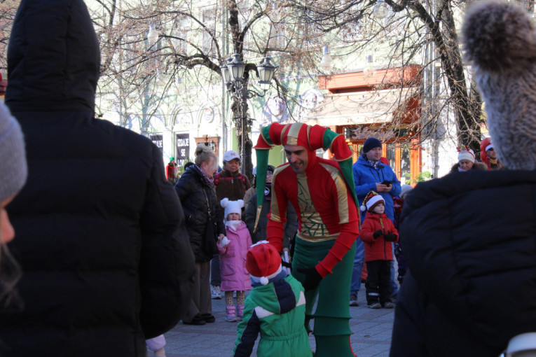 Karneval, muzika i osmesi: Mališani u Novom Sadu uz šarenu povorku dočekali dečiju Novu godinu (FOTO/VIDEO)