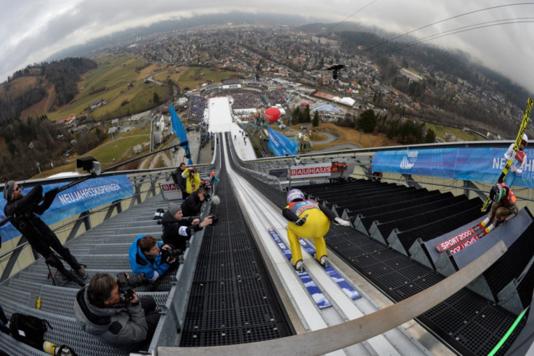 Austrijanac "preskočio" skakaonicu u Garmišu! Embaher srušio rekord, a ostao bez prvog mesta!
