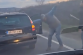 Šok-snimak sa puta kod Ostružnice: Tukli se pored automobila, jedan udarao letvom