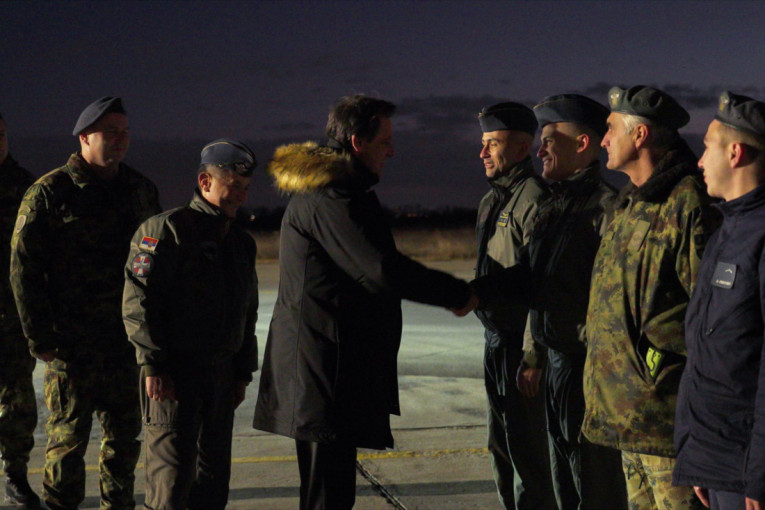 Gašić u novogodišnjoj noći obišao dežurnu jedinicu lovačke avijacije (FOTO)