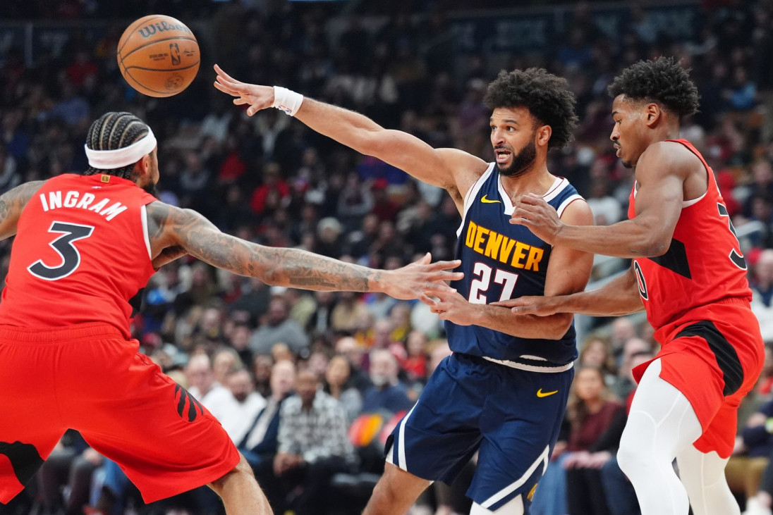 Jokić dobio novogodišnji poklon od saigrača! Desetkovani Denver pogledala sreća - poništen koš odlučio dramu u Torontu! (VIDEO)