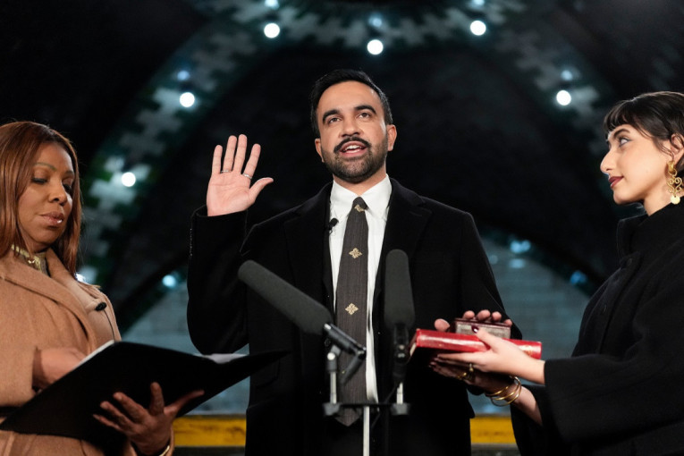 Zohran Mamdani ušao u istoriju: Zvanično postao gradonačelnik Njujorka, zakletvu položio na dva Kurana (VIDEO)