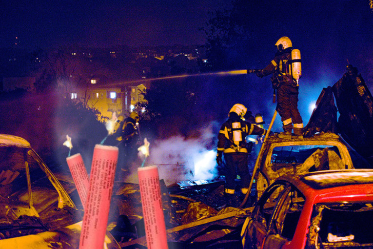 Deca divljala u Mitrovici: Bacali petarde, pa spalili reciklažno dvorište