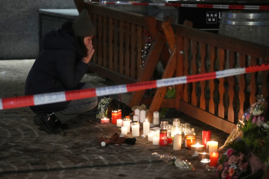 Počela petodnevna žalost u Švajcarskoj: Građani odaju počast stradalima u jezivom požaru (FOTO)