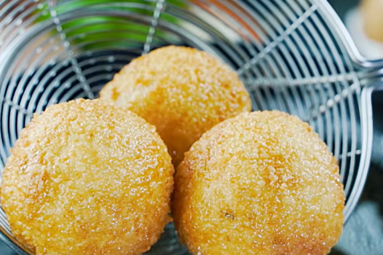 Nasekli ste previše za prazničnu trpezu i sad ne znate gde ćete sa njim? Ne bacajte stari hleb, evo kako da ga pretvorite u nešto novo