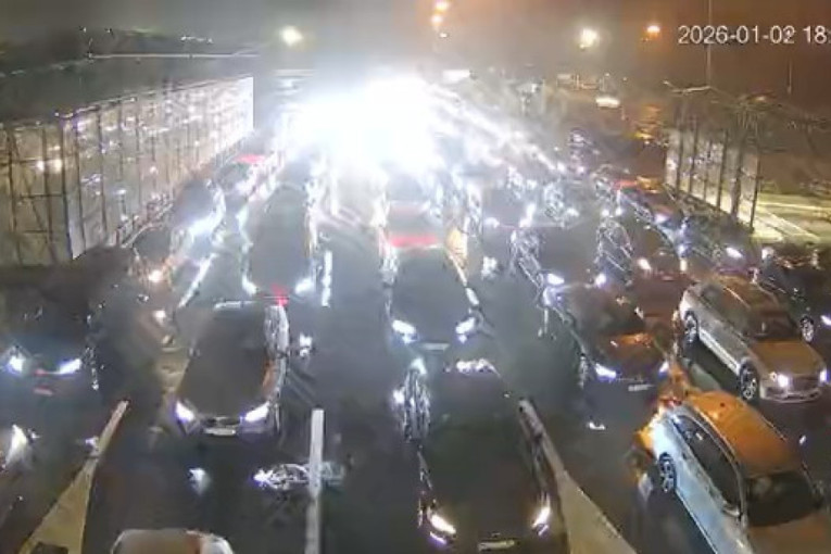 Kolone se protežu kilometrima: Čeka se satima na granicama, evo gde je najkritičnije! (FOTO)