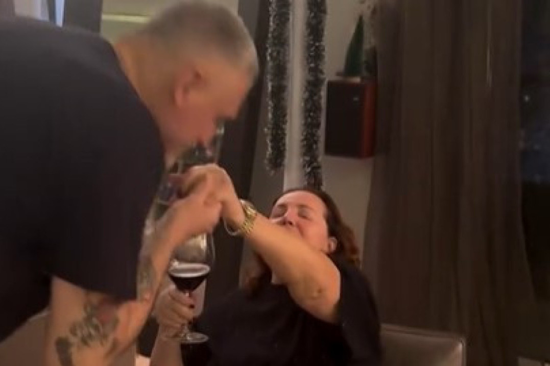 Bekuta u stanu kod Čede Jovanovića i Ace! Nazdravljaju, pevaju, a političar je grli i ljubi (FOTO)