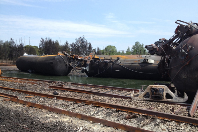 Napeto kod Zaječara: Sve pod blokadom, čisti se opasna materija iz prevrnutih vagona