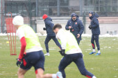 Zvezda odradila prvi trening sa Stankovićem: Pogledajte kako je bilo na "Marakani", dok sneg provejava (FOTO)