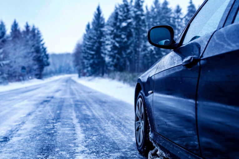 Danas mnogi idu na put, a ovo je 10 najvažnijih saveta za vožnju po snegu i ledu koje ističe nemački ADAC