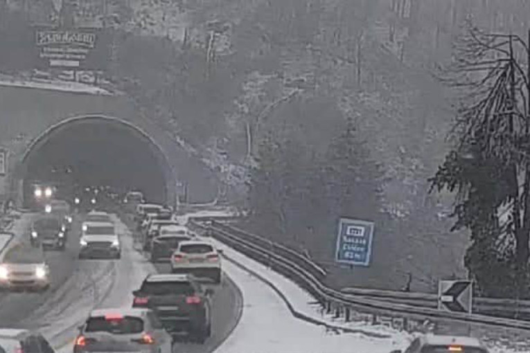 Totalni kolaps: Zlatibor zakrčen, ljudi krenuli kućama, a kilometarska kolona sve do Užica (FOTO)
