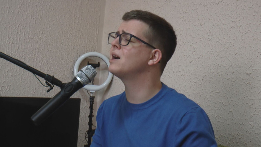 Miloš živi u garsonjeri, ali sanja velike snove: Već je među omiljenim pevačima na šabačkim veseljima (FOTO)