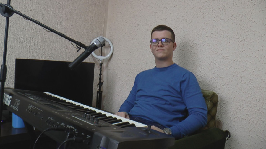 Miloš živi u garsonjeri, ali sanja velike snove: Već je među omiljenim pevačima na šabačkim veseljima (FOTO)