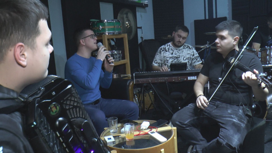 Miloš živi u garsonjeri, ali sanja velike snove: Već je među omiljenim pevačima na šabačkim veseljima (FOTO)