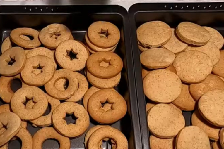 Recept dana: Lincer kolačići su hrskavi spolja, a unutra ispunjeni slasnim džemom, ulepšaće božićnu trpezu