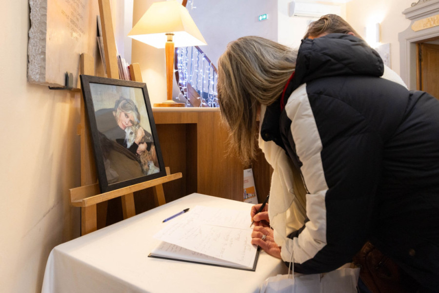 Sen Trope "pod opsadom" zbog sahrane Brižit Bardo: Dešava se nešto što meštani ne pamte (FOTO)