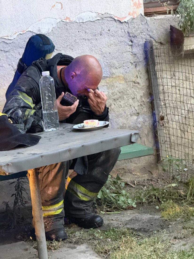 Parče torte za umornog heroja: Vukašin dirnuo Srbiju jednom fotografijom, a sada otkrio šta je za njega najlepši poklon! (FOTO/VIDEO)