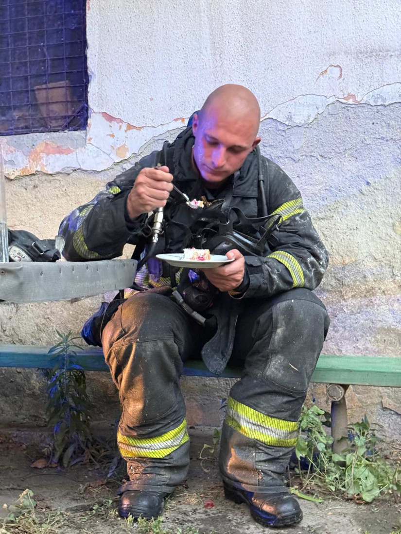 Parče torte za umornog heroja: Vukašin dirnuo Srbiju jednom fotografijom, a sada otkrio šta je za njega najlepši poklon! (FOTO/VIDEO)