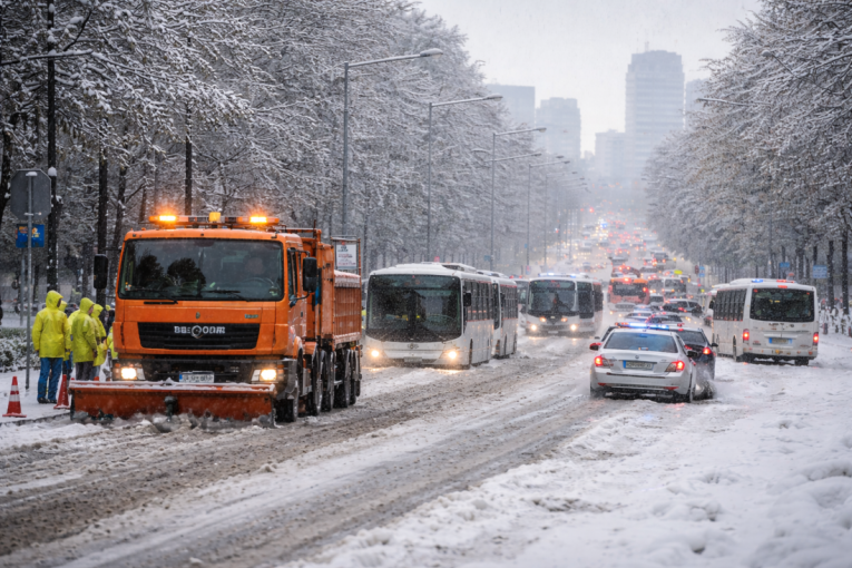 Padavine paralisale delove Beograda: Autobusi stoje, ekipe na terenu