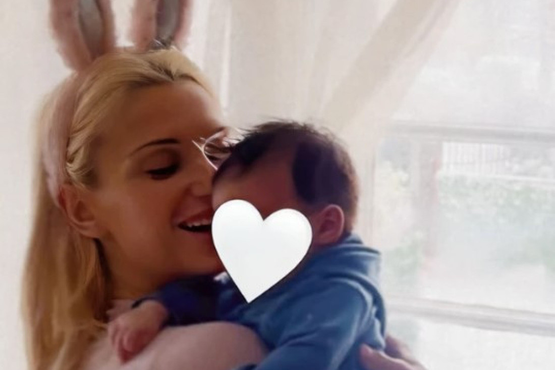 Anja Mit slavi prvi Božić sa sinom: Glumica ispred Hrama drži naslednika u naručju (FOTO)