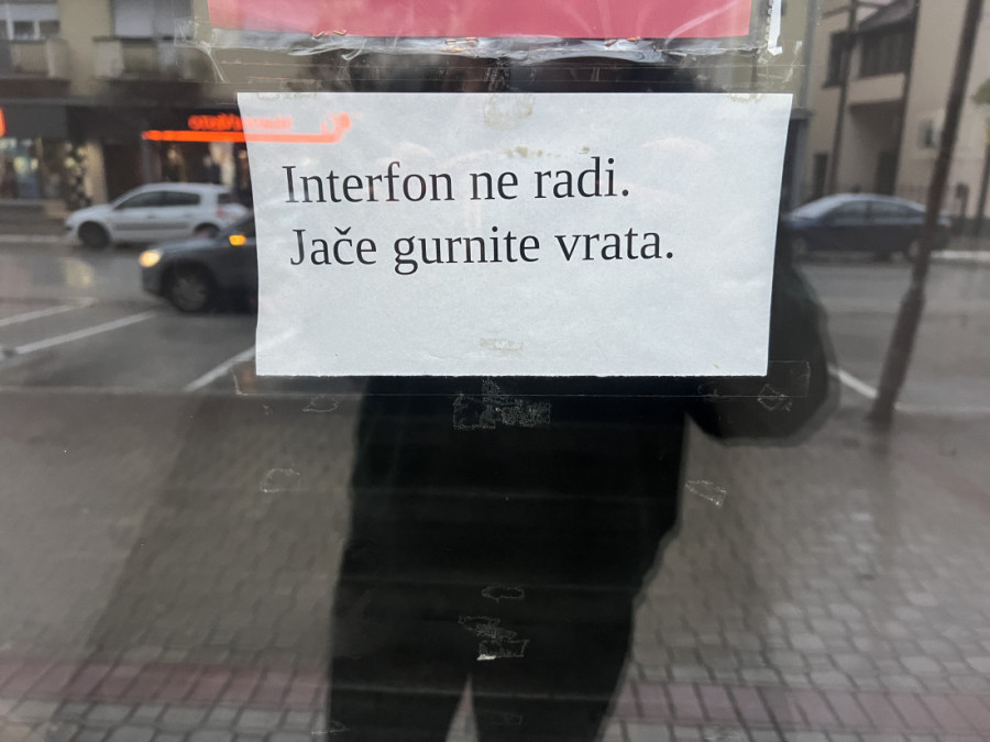 Čačani besni zbog profesionalnog upravnika: Zgrada u centru se uopšte ne održava, on im poslao izvršitelja i koštalo ih papreno (FOTO)