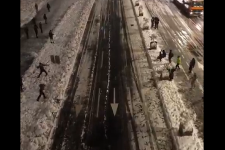 Blokaderska blamaža: Pozvali na grudvanje ispred Skupštine, evo koliko ih se skupilo (VIDEO)