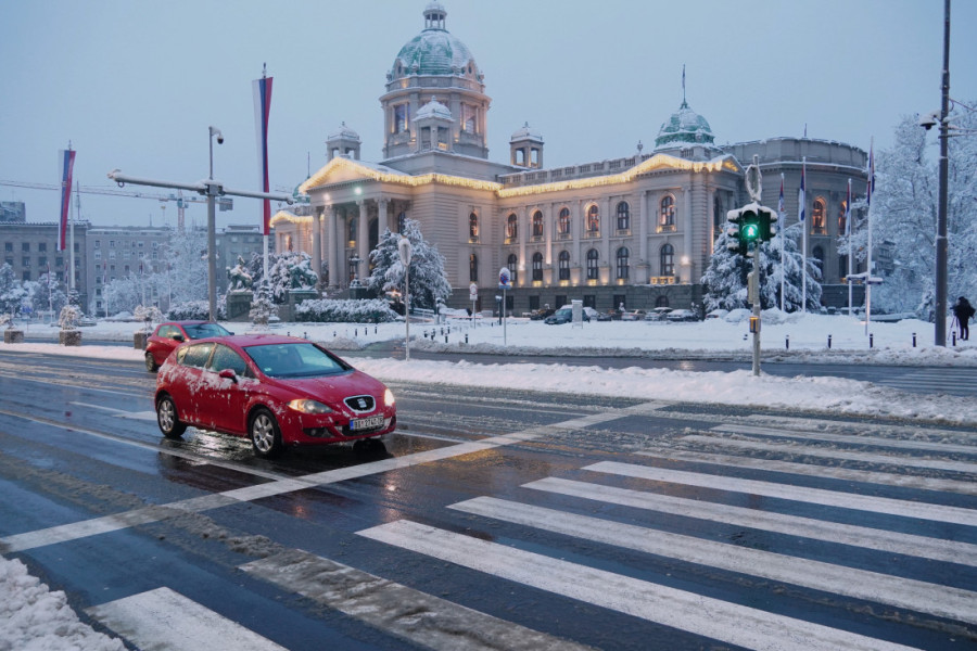 Sve raspoložive ekipe na terenu: Grad uklanja posledice jakog snega