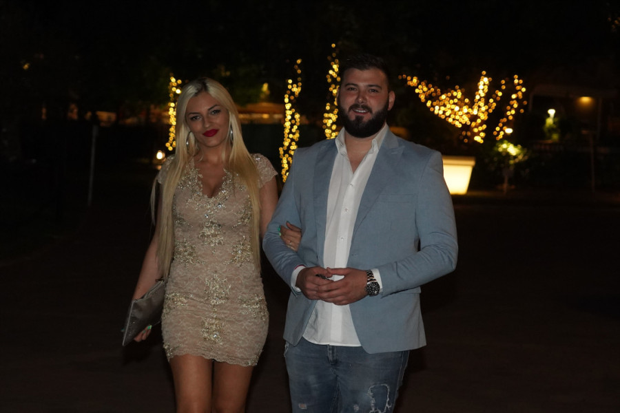 Gačić u zagrljaju nove devojke: Sve puca od emocija! (FOTO)