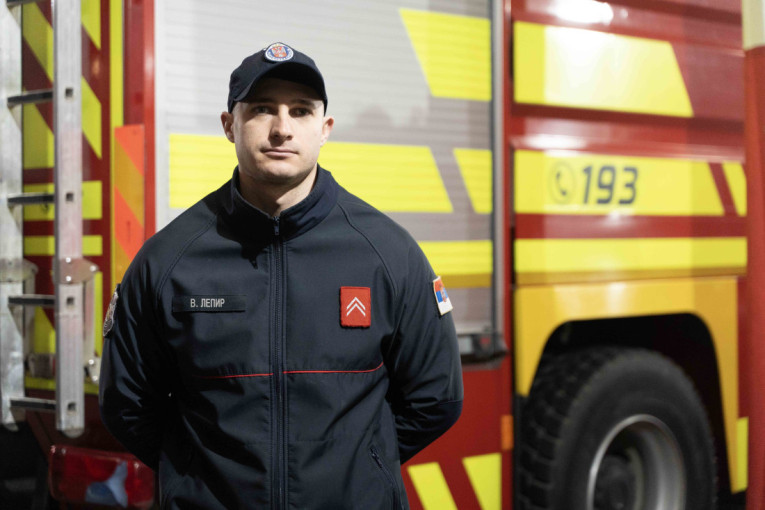 Parče torte za umornog heroja: Vukašin dirnuo Srbiju jednom fotografijom, a sada otkrio šta je za njega najlepši poklon! (FOTO/VIDEO)