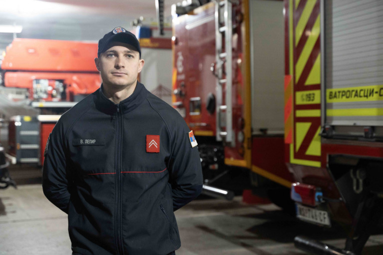 Parče torte za umornog heroja: Vukašin dirnuo Srbiju jednom fotografijom, a sada otkrio šta je za njega najlepši poklon! (FOTO/VIDEO)