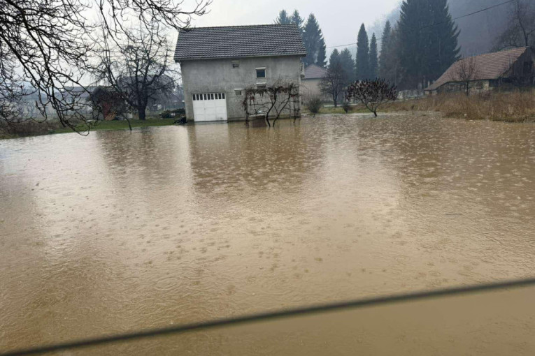 Region pod vodom i snegom: Poplave, zatvoreni putevi i crveni alarm zbog bure