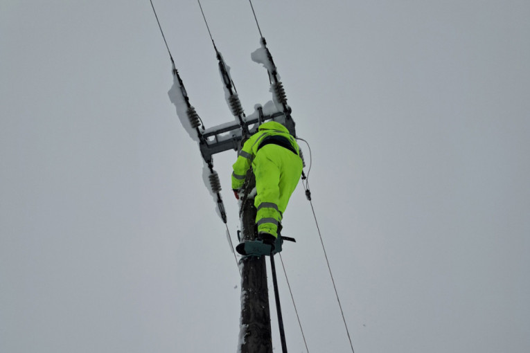 Teško nevreme napravilo haos: Brojna sela kod Malog Zvornika bez električne energije (FOTO)