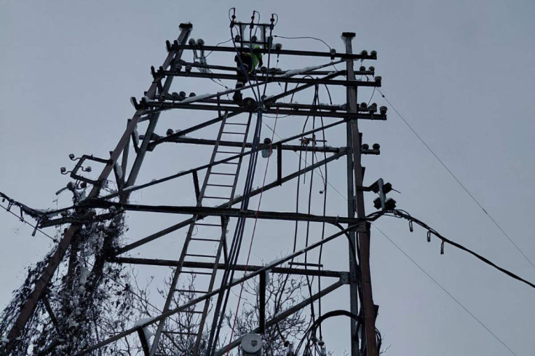Teško nevreme napravilo haos: Brojna sela kod Malog Zvornika bez električne energije (FOTO)