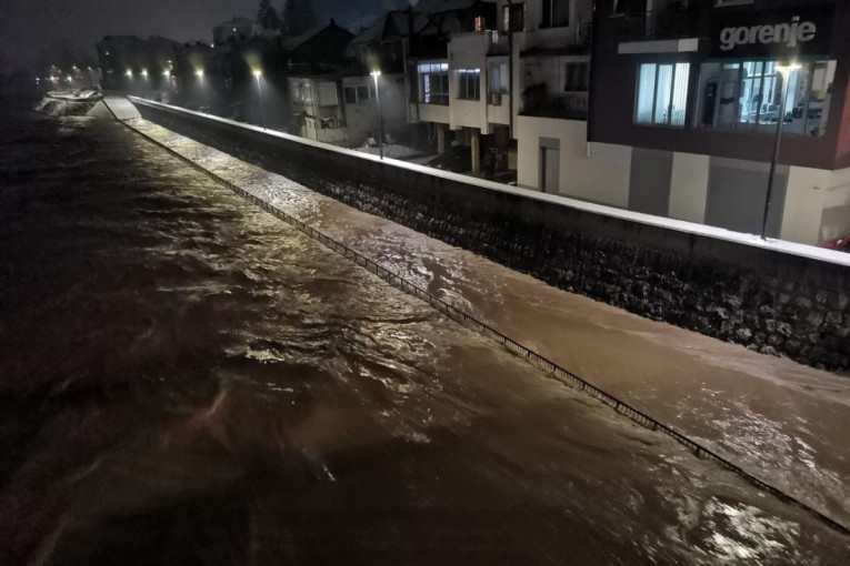 Region pod vodom i snegom: Poplave, zatvoreni putevi i crveni alarm zbog bure