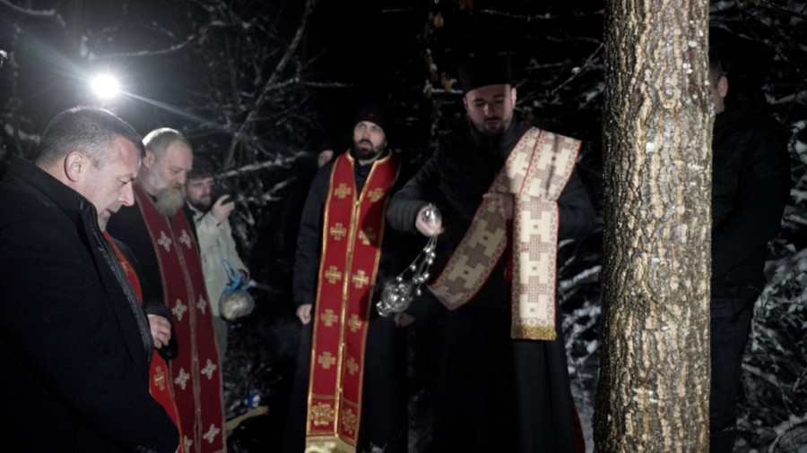 Domaćini sa potomcima ranom zorom krenuli u seču badnjaka: Prelepa praznična slika iz sela Gornja Trepča (FOTO)